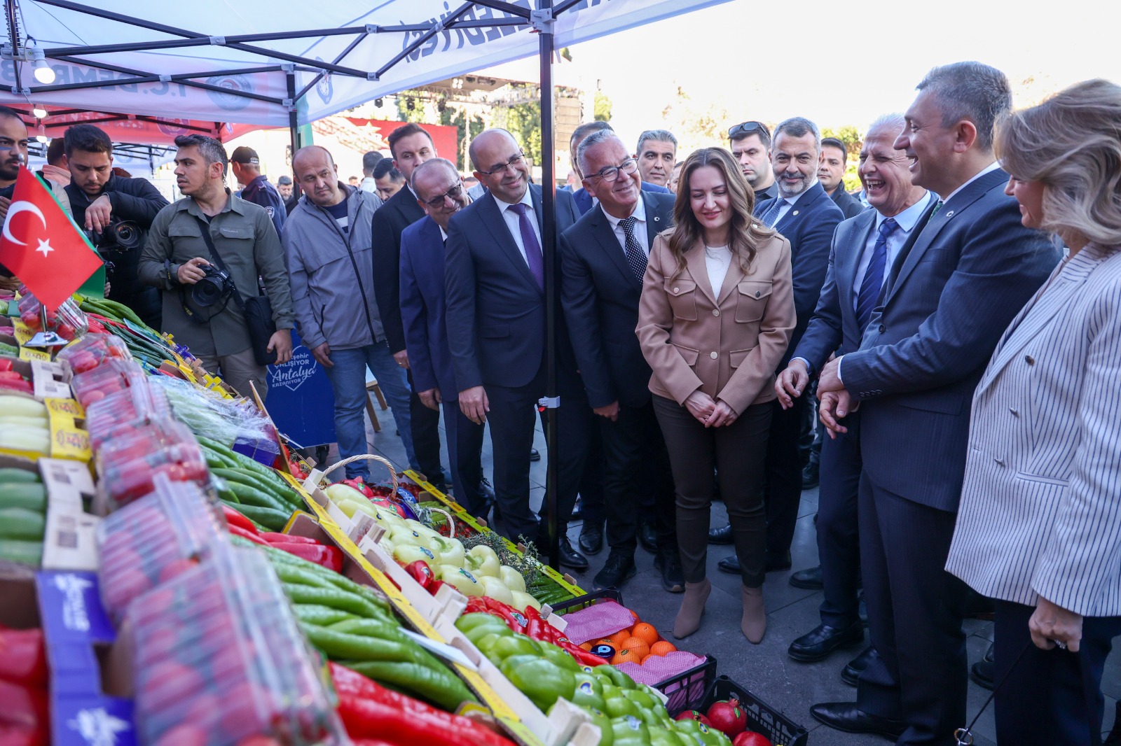 O Z D E M I R N O E L B A B A F E S T I V A L I N E K A T I L D I 1070734 317734