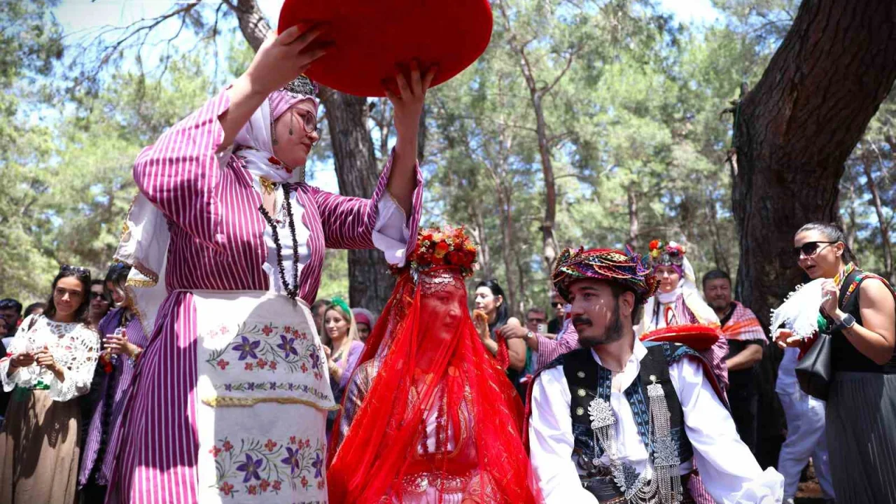 4 Uluslararasi Yoruk Turkmen Festivalinde Genc Cifte Yoruk Gelenekleriyle Kina Toreni