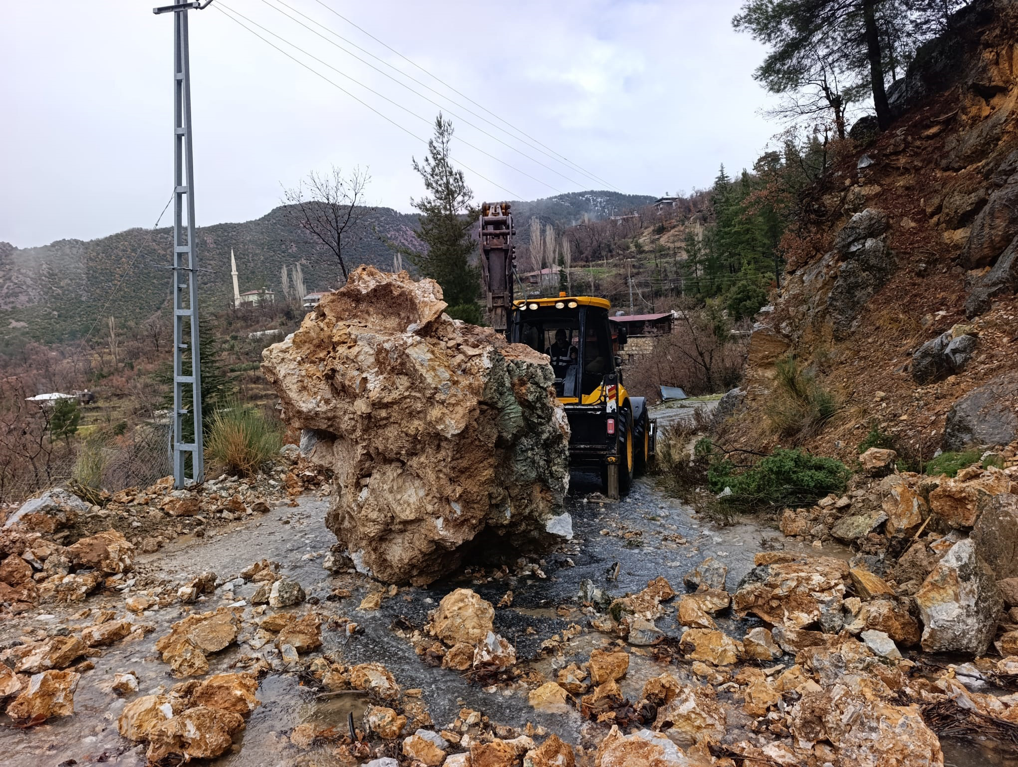 A N T A L Y A N I N Y U K S E K K E S I M L E R I N D E K A R L A M U 1112823 330351