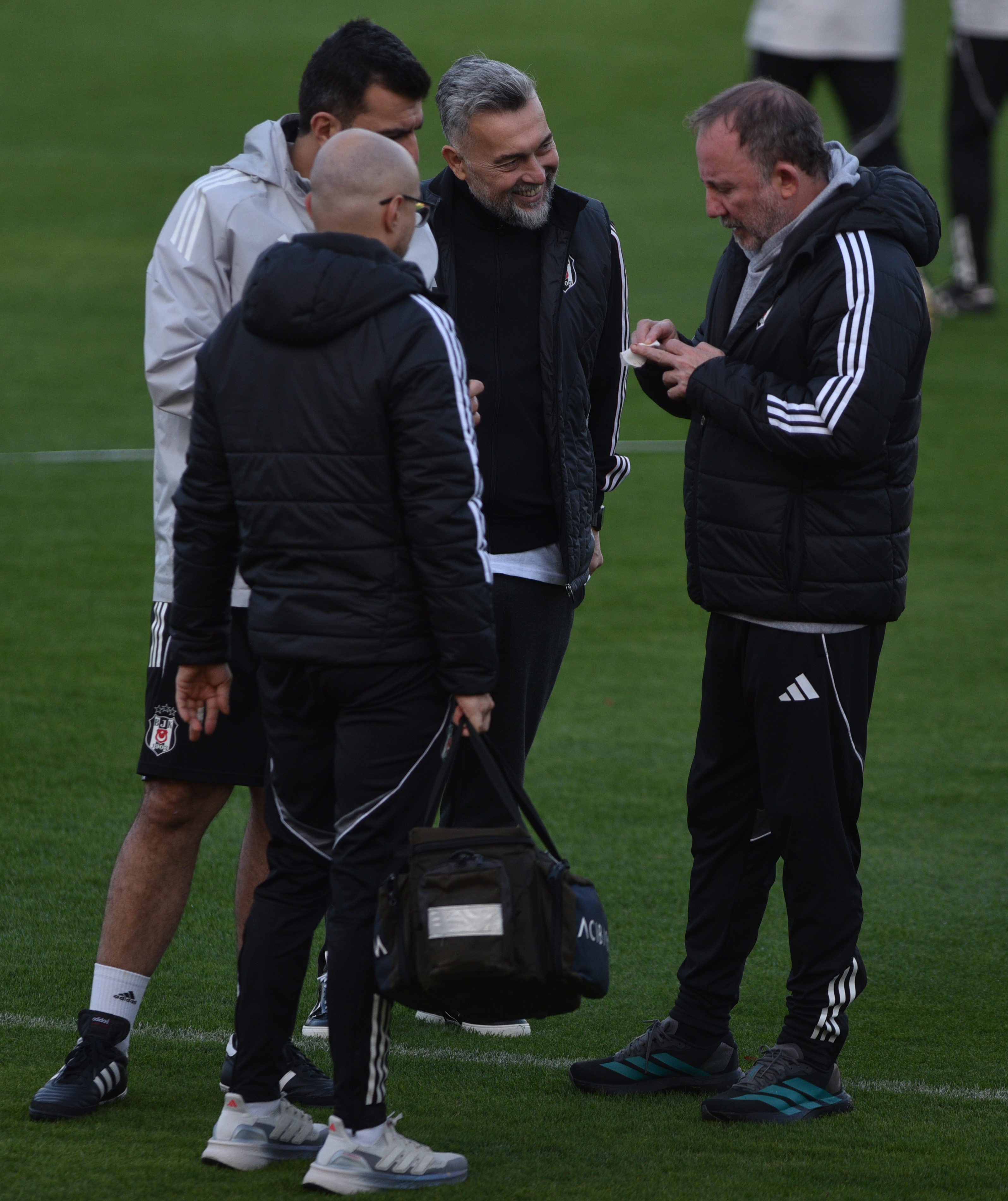 B E S I K T A S T A A N T A L Y A K A M P I D E V A M E D I Y O R 1101133 326877