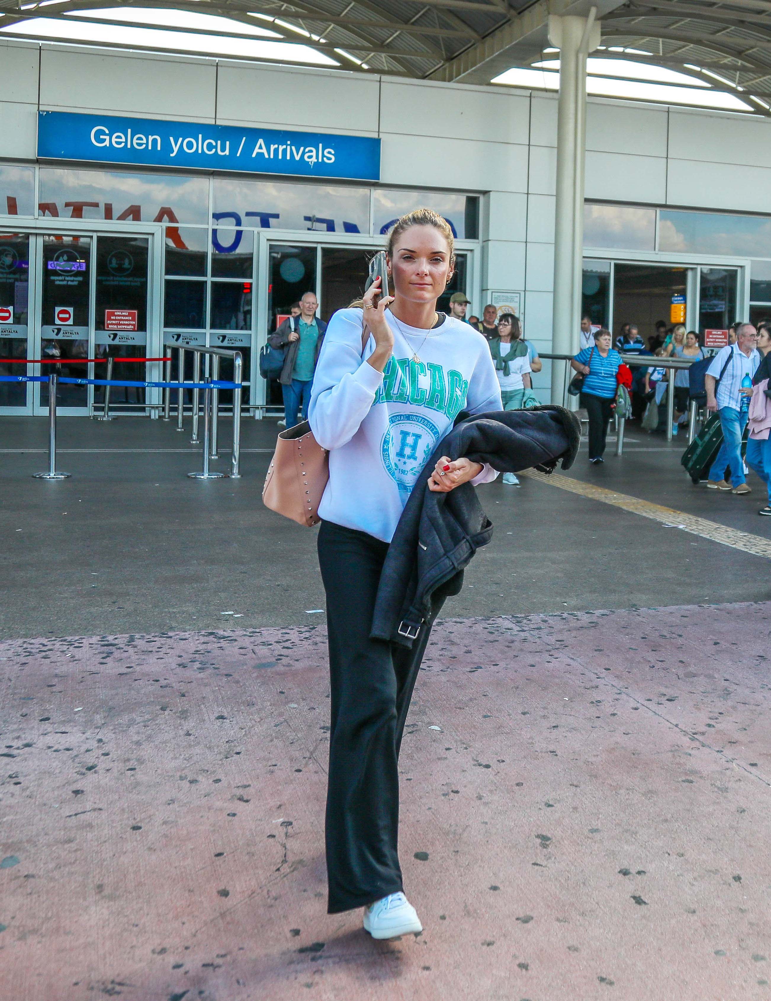 Ingiliz Ve Polonyali Turist Antalyayi S 1115888 331301 (1)