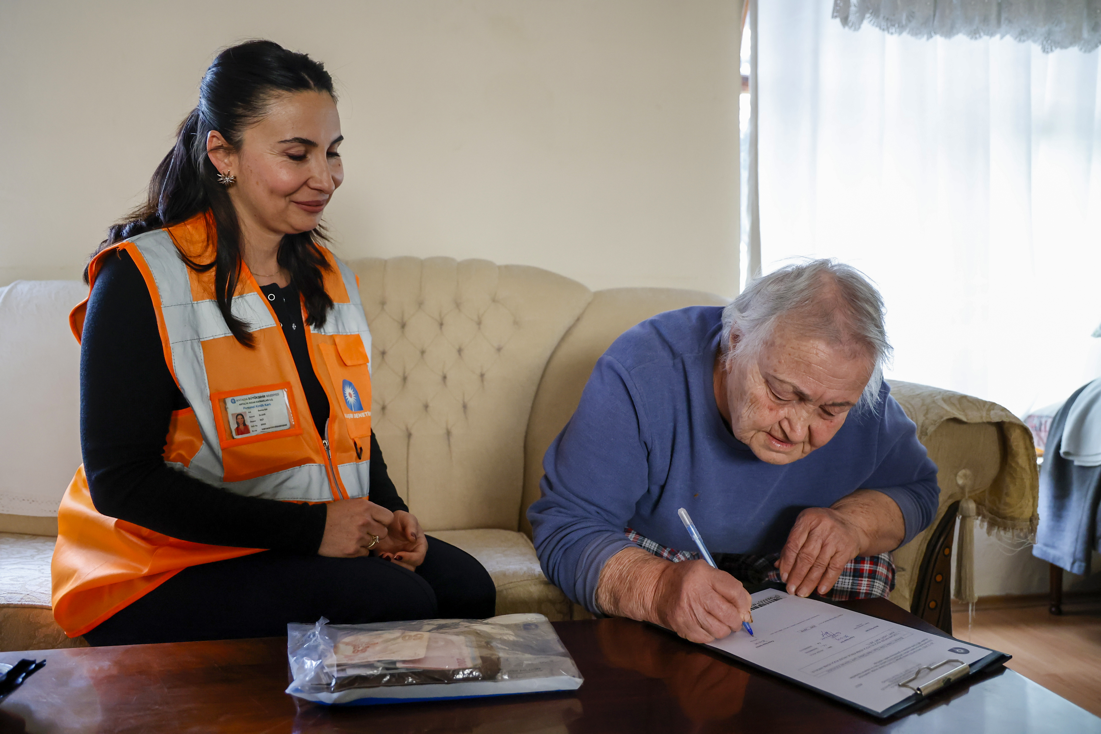 Otobüste Unutulan Cüzdan Yaşlı Kadına Teslim Edildi (3)