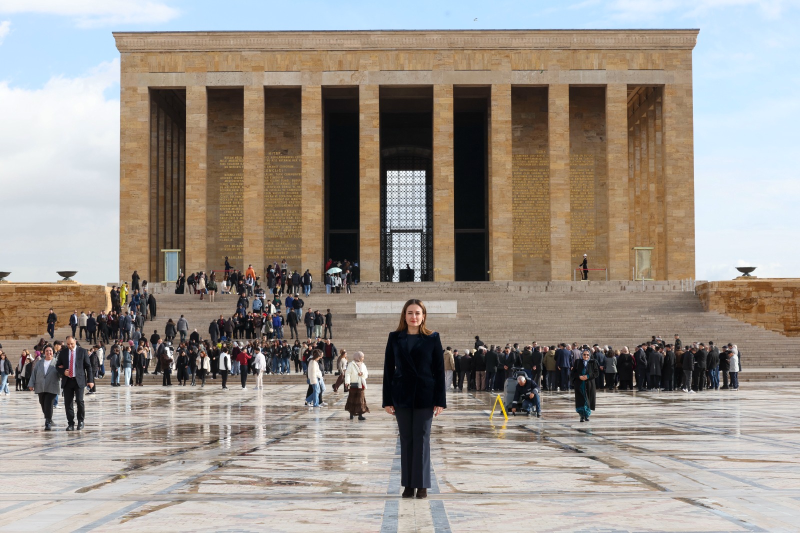 B A S K A N V E K I L I O Z D E M I R A T A’ N I N H U Z U R U N D A 1172887 348404