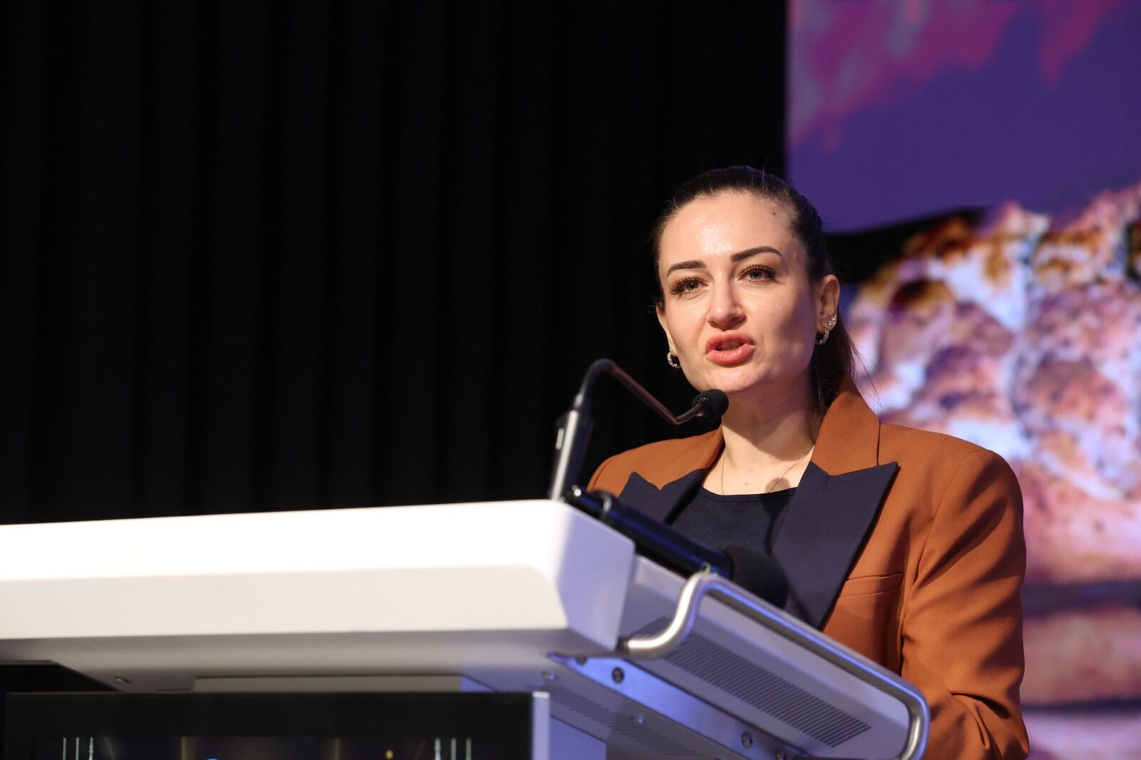 B A S K A N V E K I L I O Z D E M I R I S D U N Y A S I I L E I F T 1185086 352089