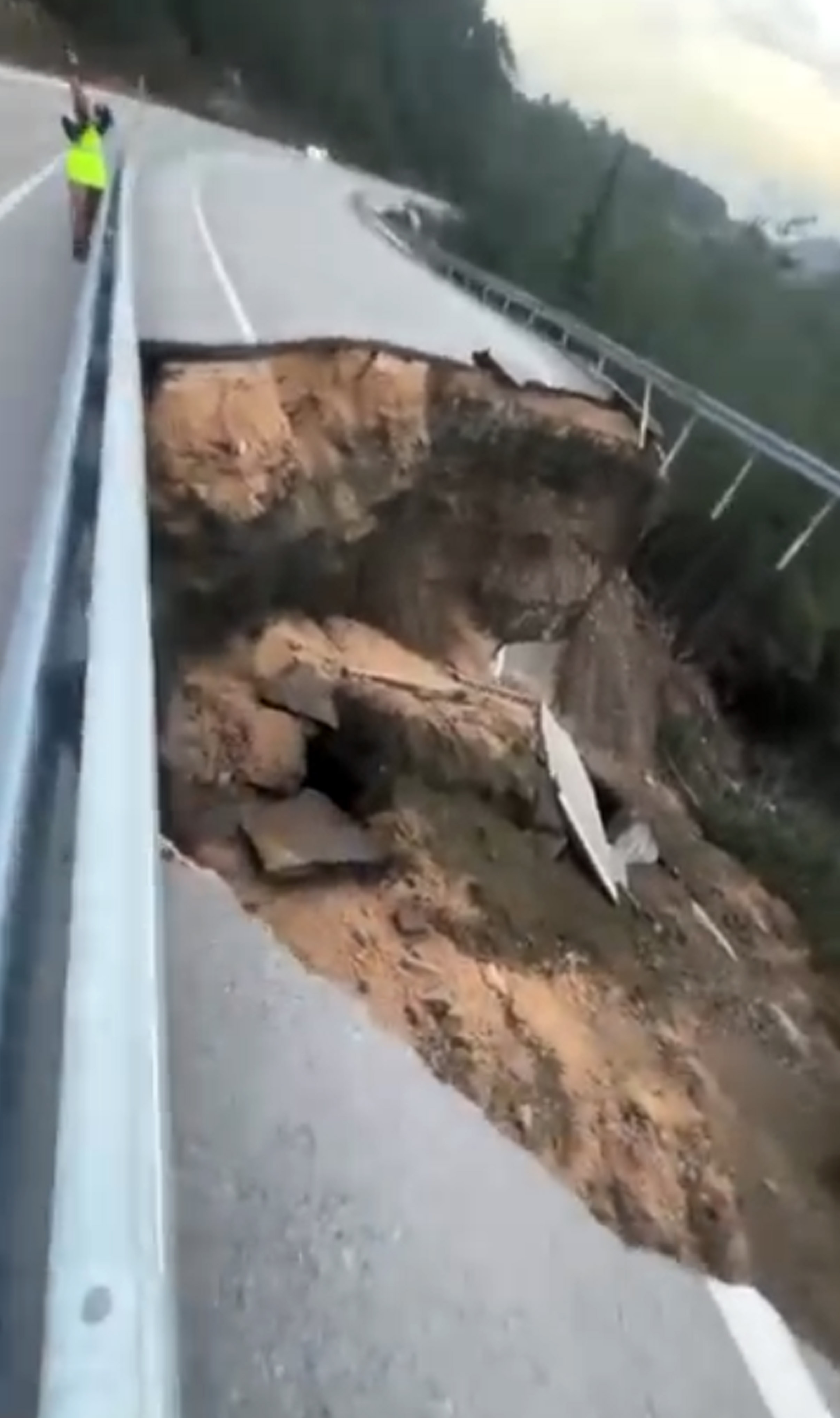 C O K E N K A R A Y O L U N D A 10 M E T R E L I K C U K U R O L U 1157630 343723