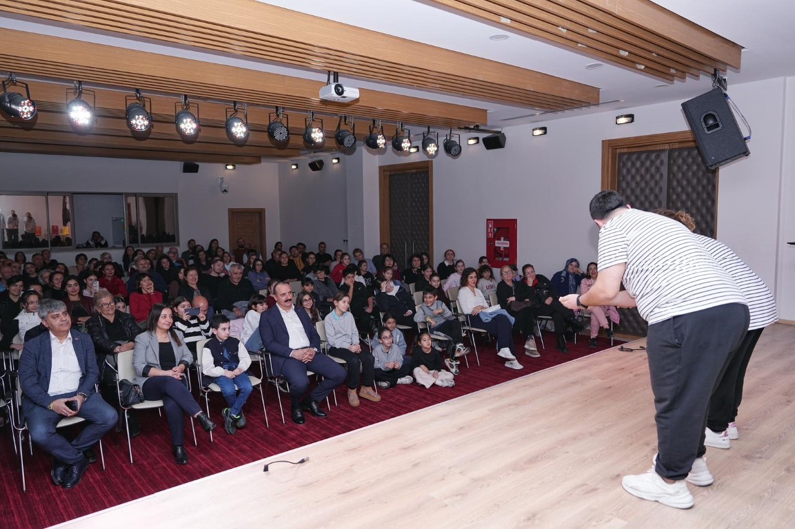 Konyaalti’nda Doğaçlama Ti̇yatro Oyunu Sahnelendi̇ (2)