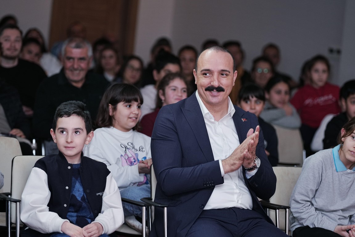 Konyaalti’nda Doğaçlama Ti̇yatro Oyunu Sahnelendi̇ (9)