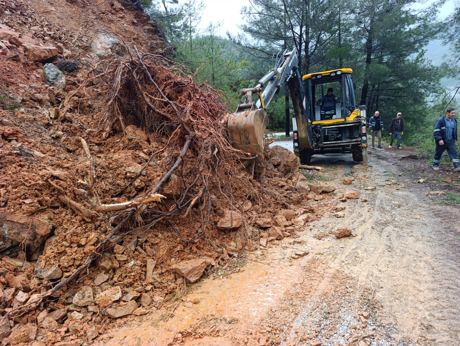 Taskin Sulari Tahliye Ediliyor Bozulan 1176240 349398 (1)