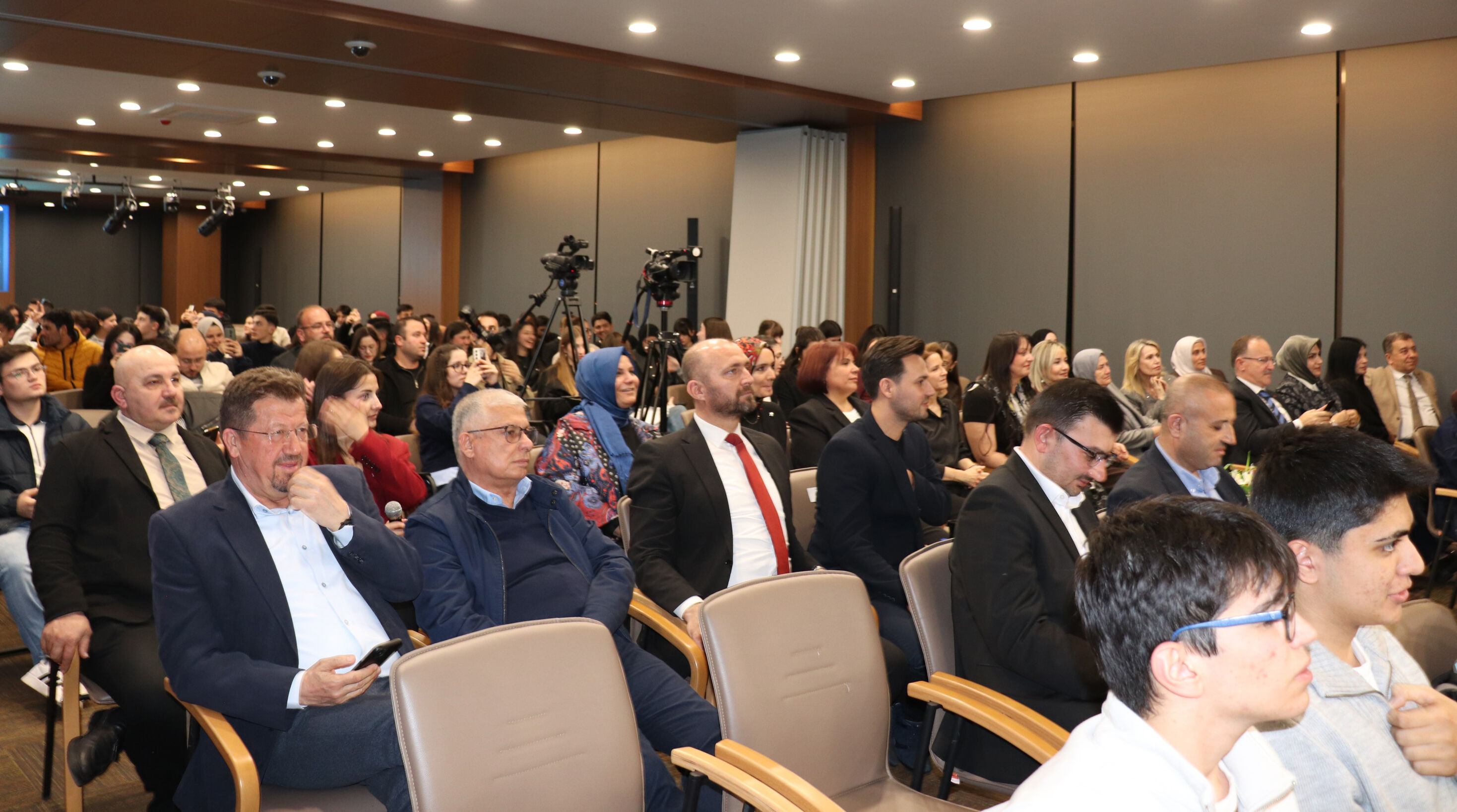 V A L I S A H I N K U M L U C A D A G E N C L E R L E B I R A R A 1190119 353643