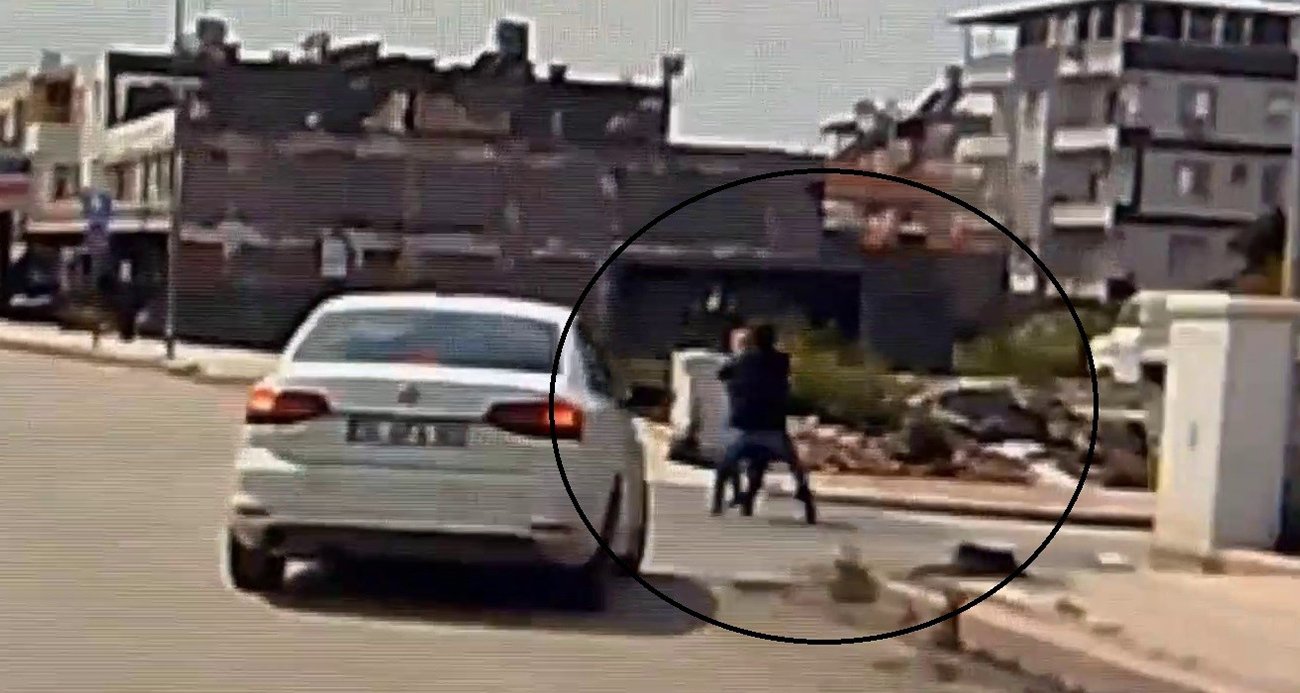 Kaldırımda yürüyen kadının boynundaki kolyeyi çalarak kaçtı