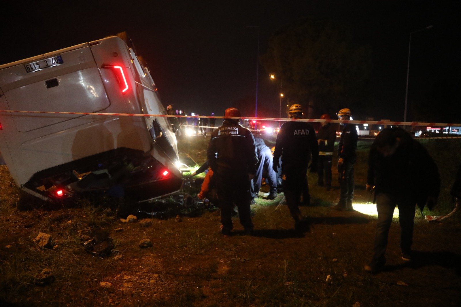 Antalya’da servis midibüsü devrildi: 16 yaralı