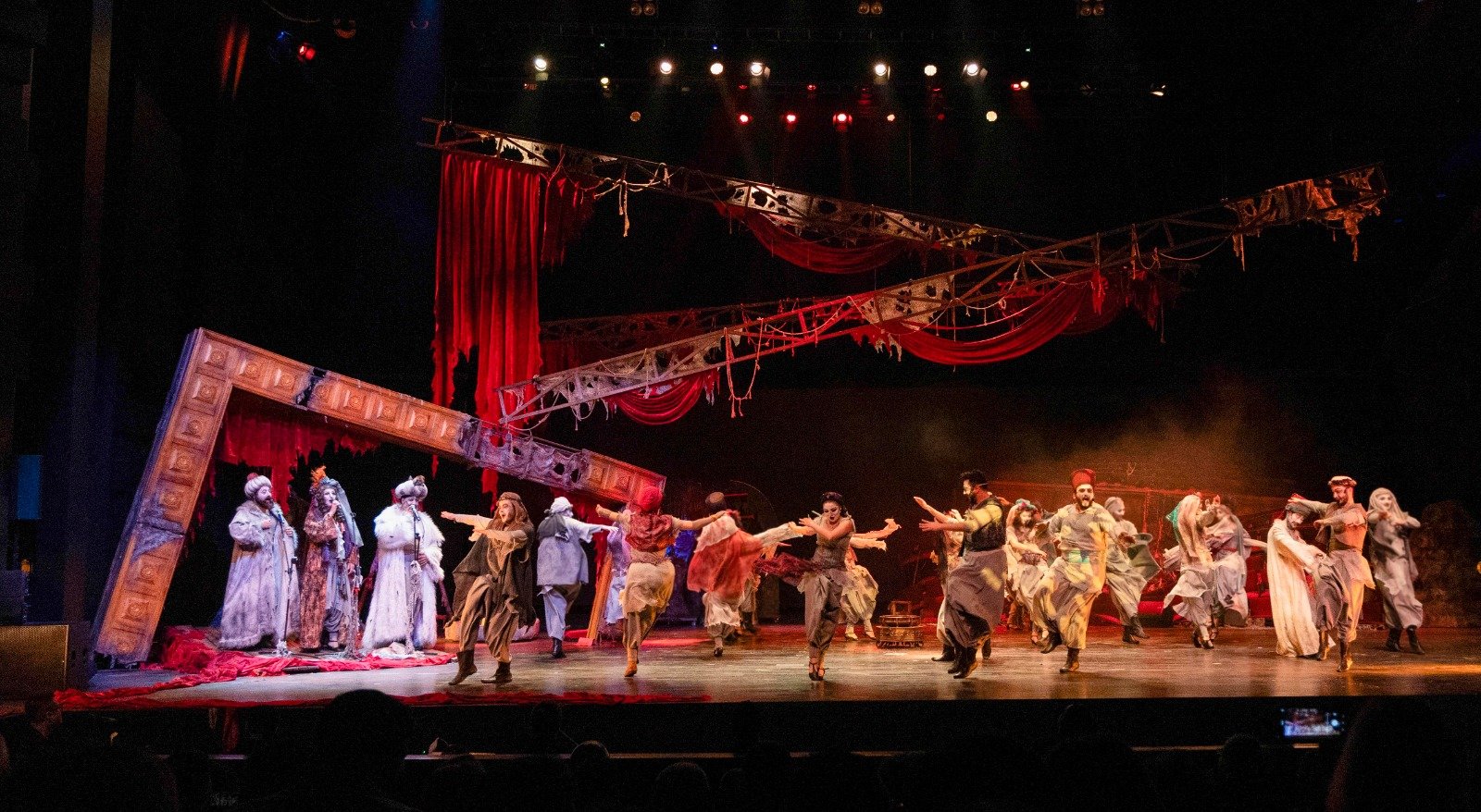 Antalya’da üç sahnede üç dev yapım