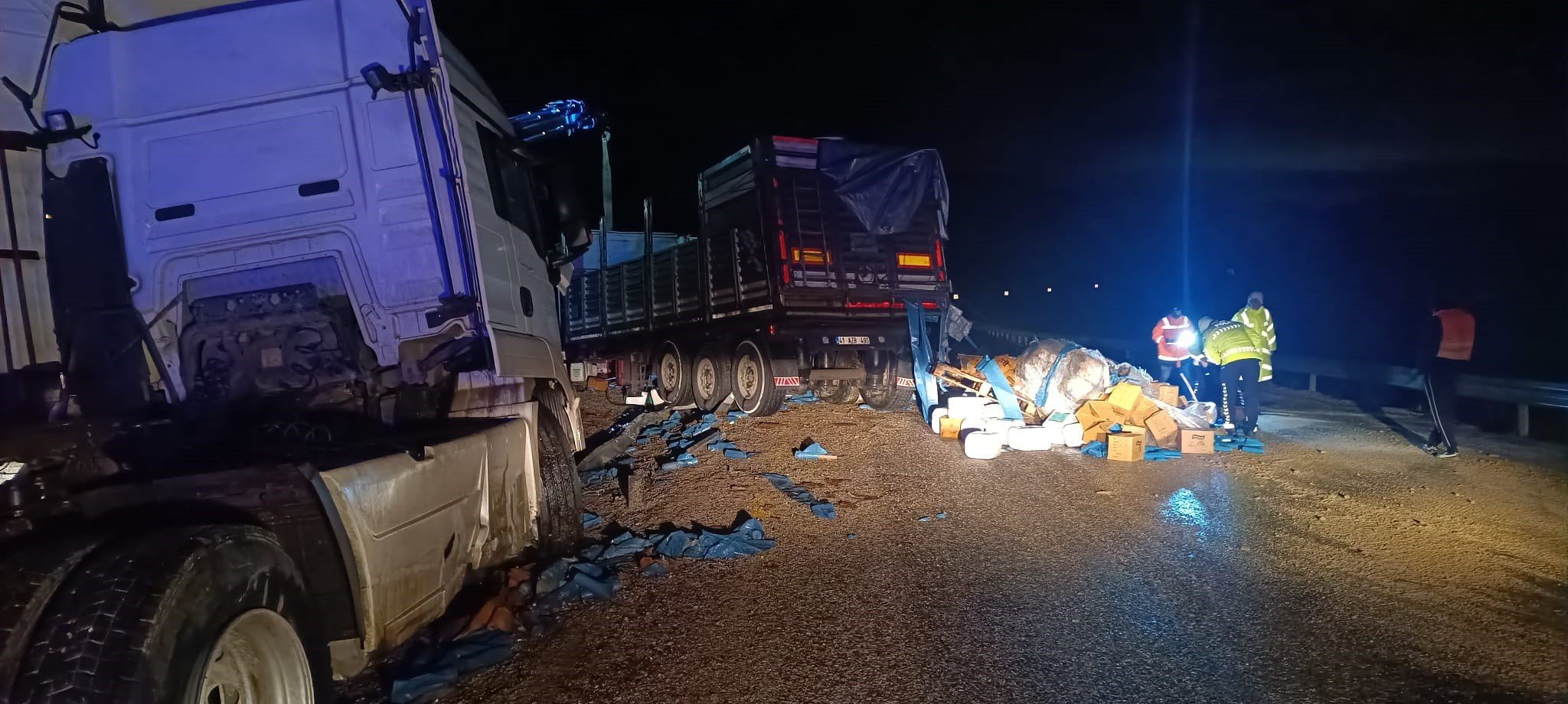 Antalya'da gübre yüklü TIR devrildi