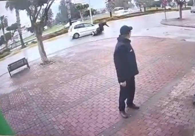 Motorlu bisiklet sürücüsü otomobile çarptı