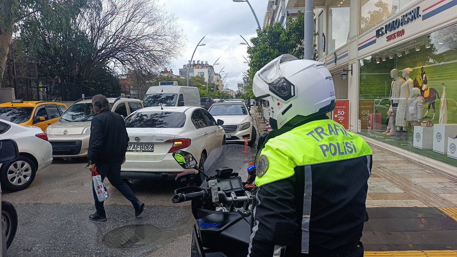 Manavgat'ta yasak dinlemiyorlar