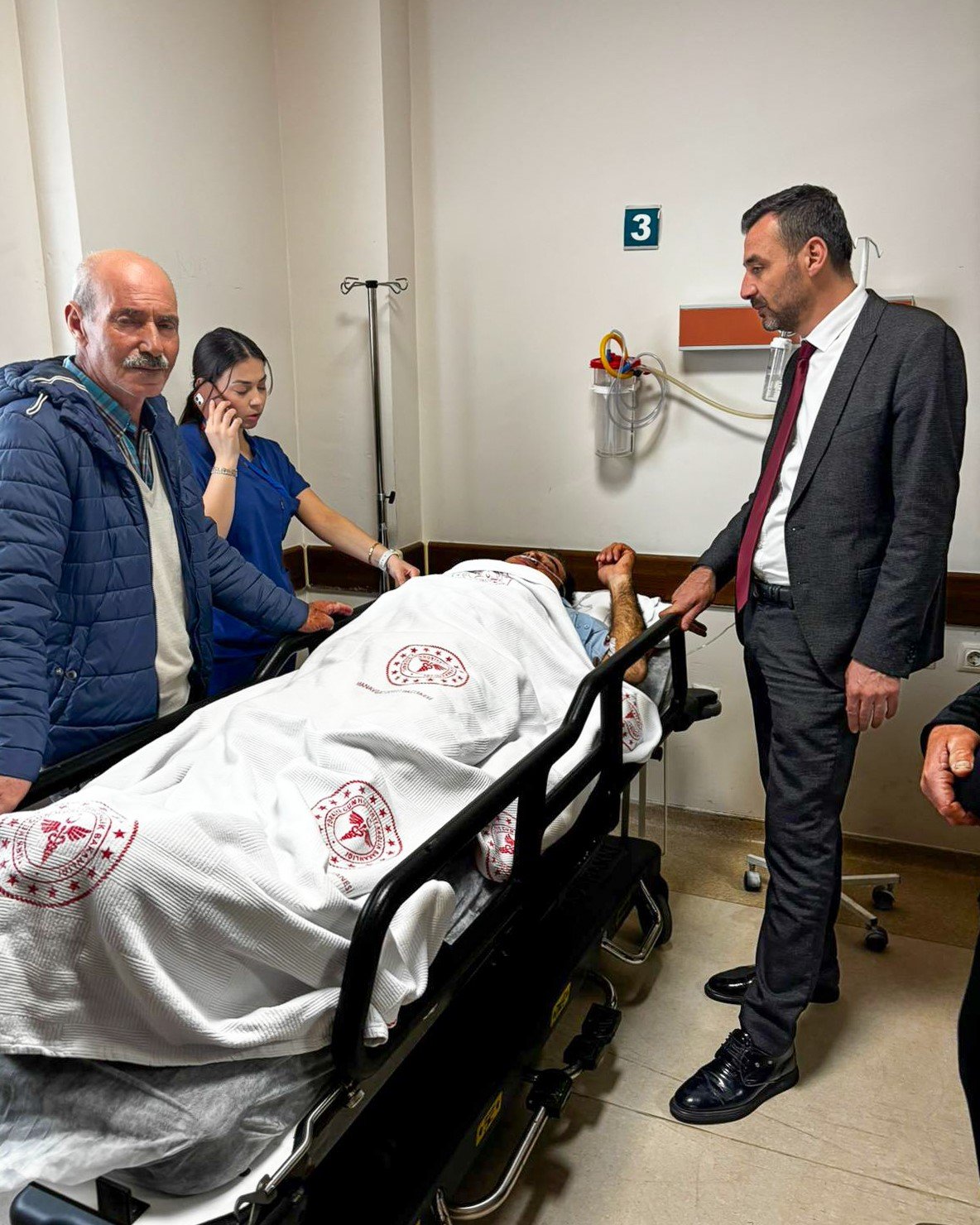 Başkan Vekili Çiçek'ten kaza yapan personele ziyaret