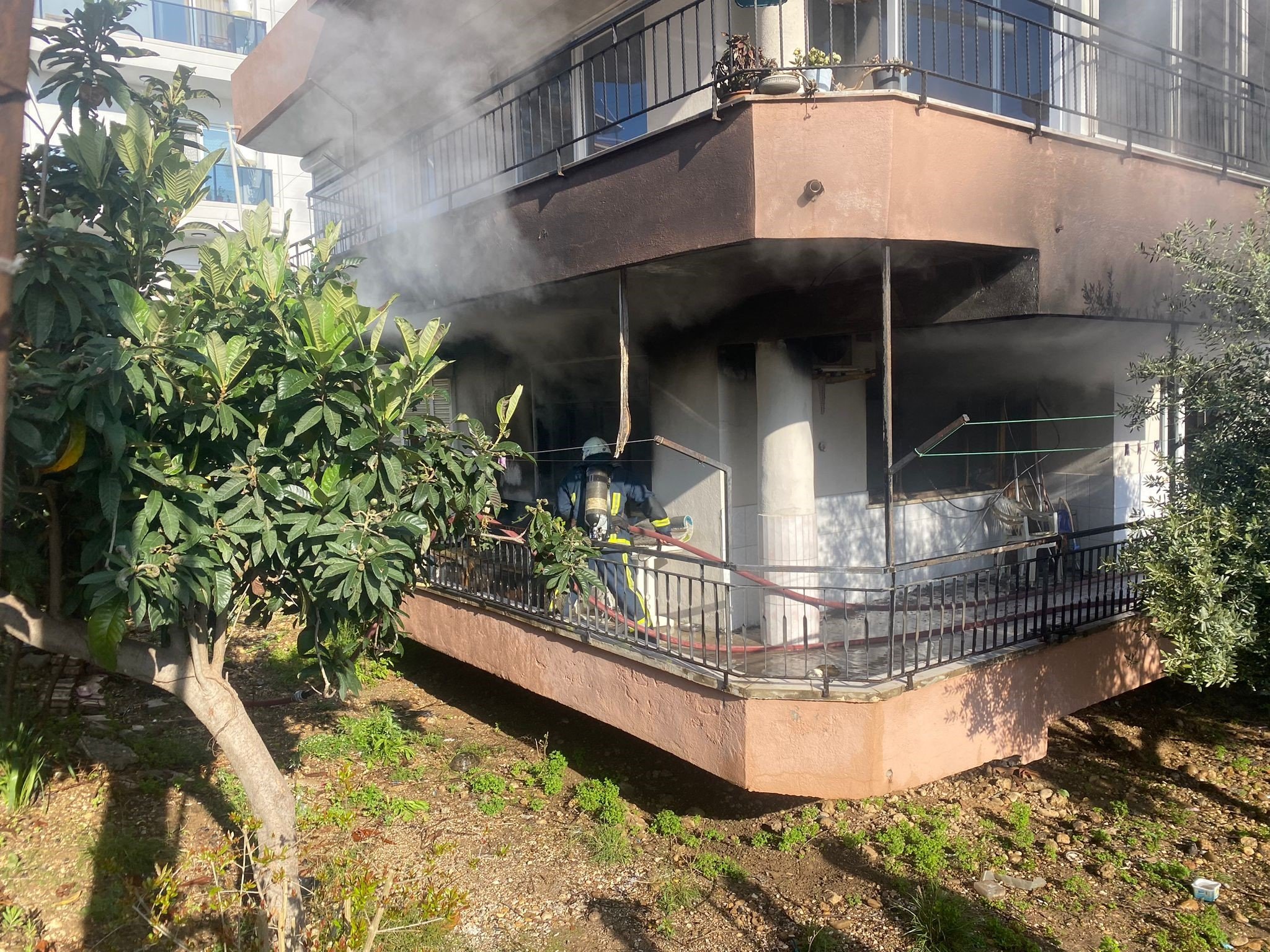 Yeğenini kurtarırken yaralandı