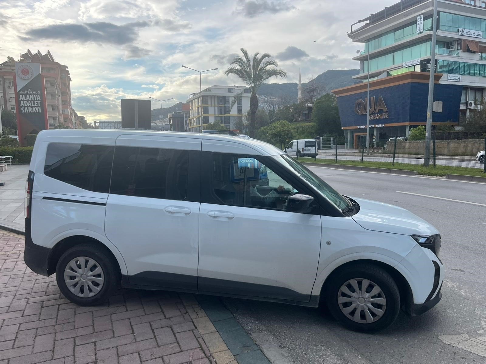 Alanya'da polis ve aranan şahıs arasına kovalamaca