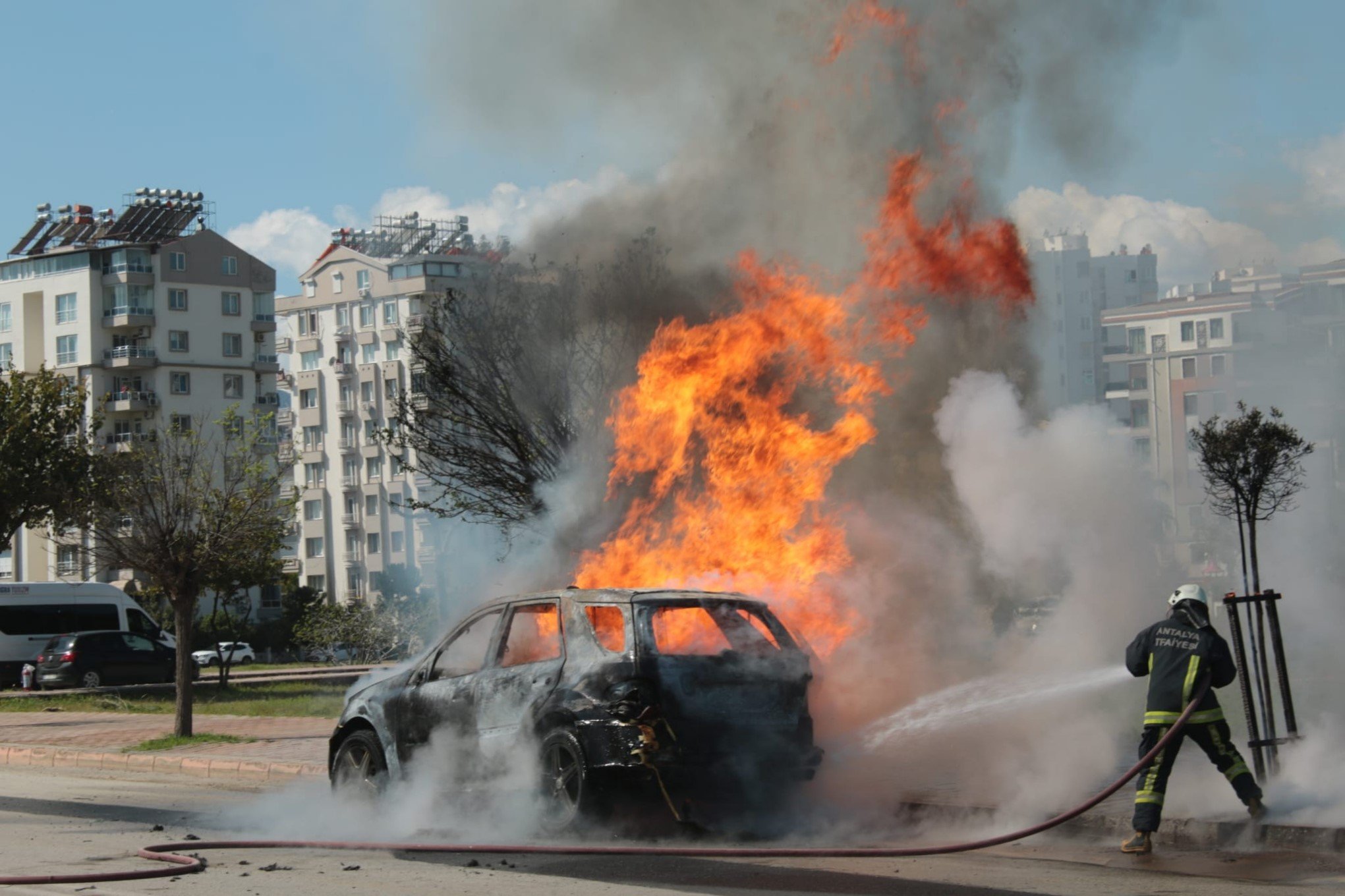 Konyaaltı'da otomobil alev topuna döndü