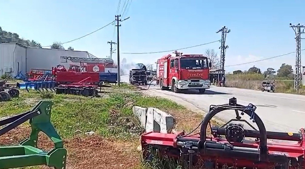 Serik'te kamyonet seyir halindeyken yandı