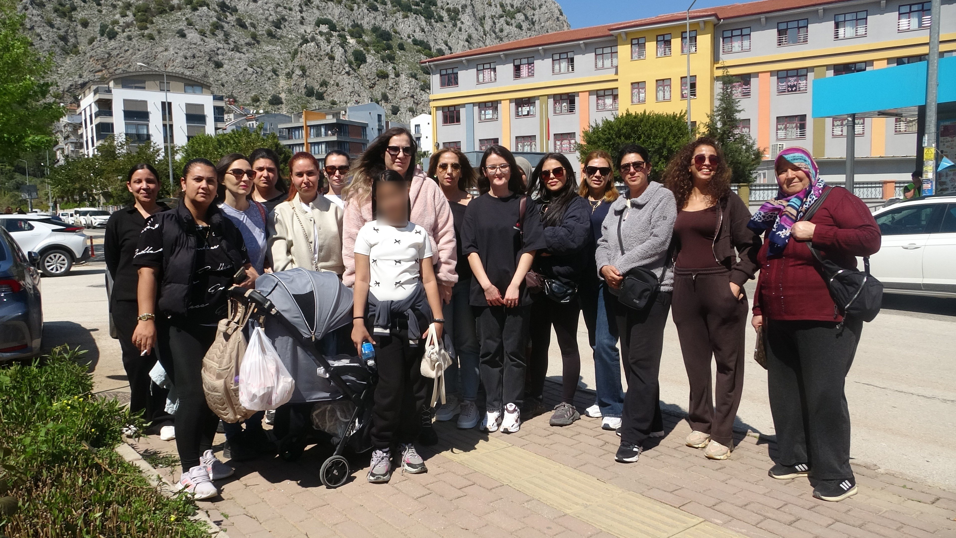 Destek için okul önünde toplandılar