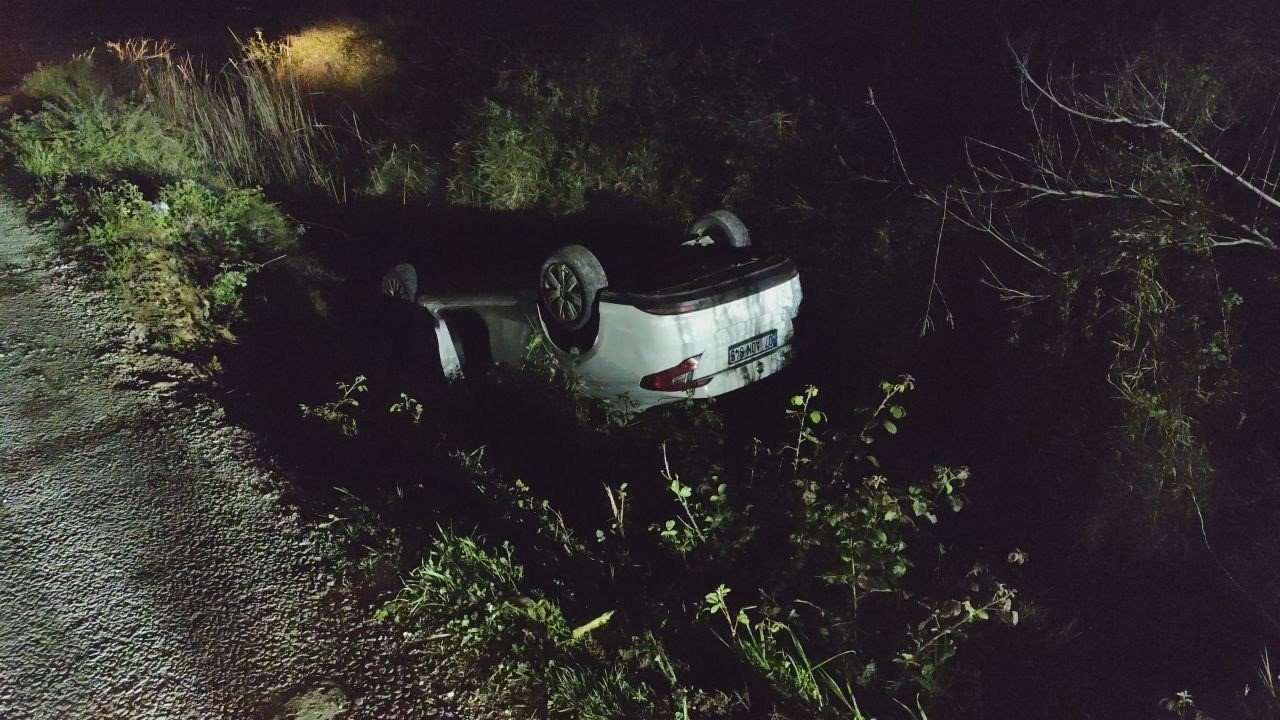 Otomobil sulama kanalına uçtu: Sürücü kayıp