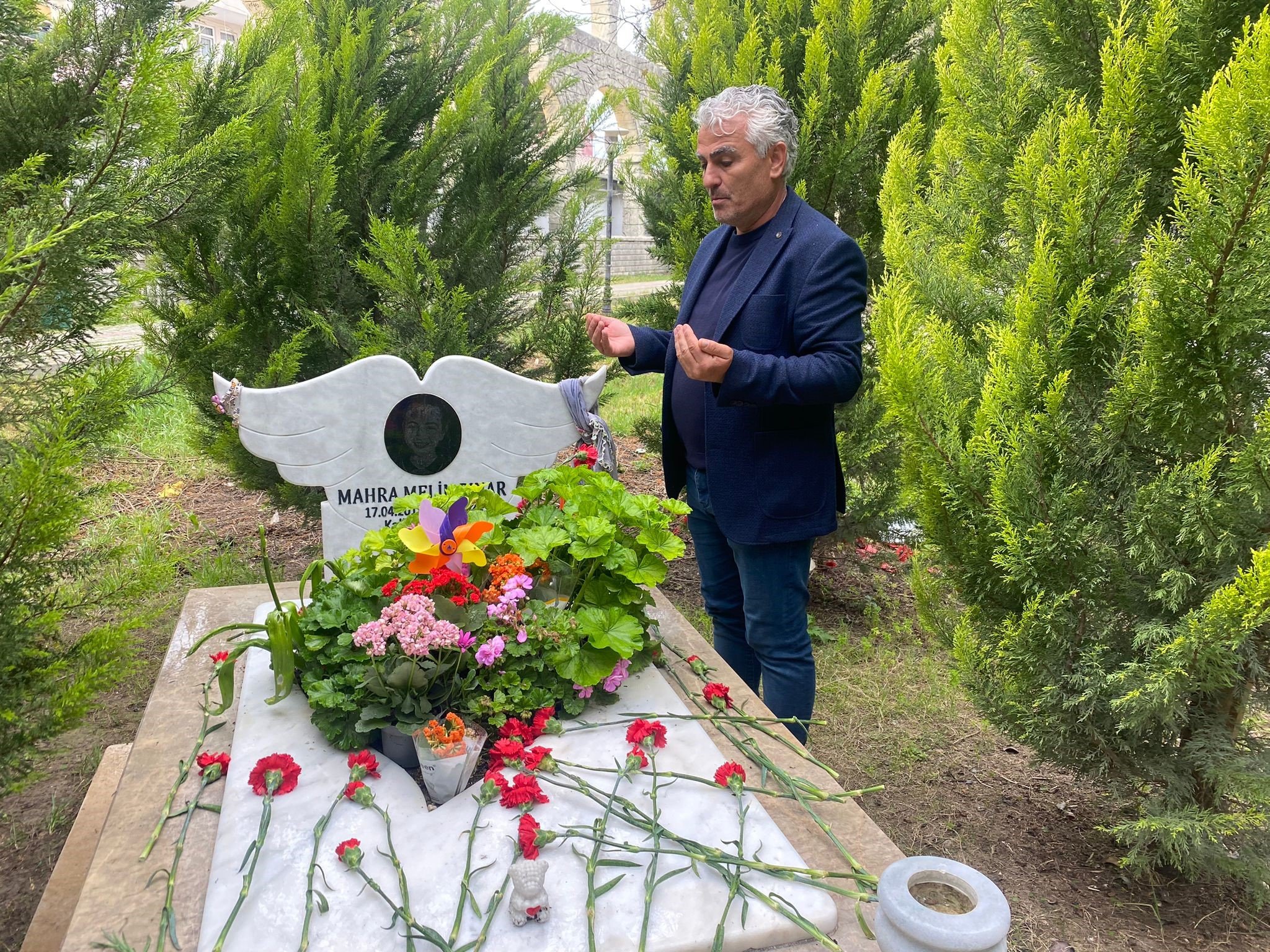 Mahra'ya mezarı başında buruk anma