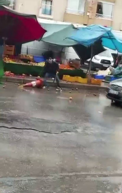 Sinir krizi geçiren manav ortalığı birbirine kattı