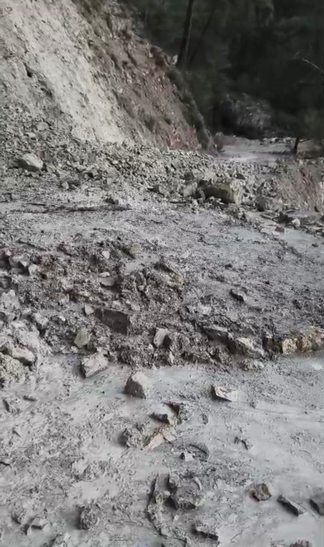 Kumulca'da heyelan yolu kapattı