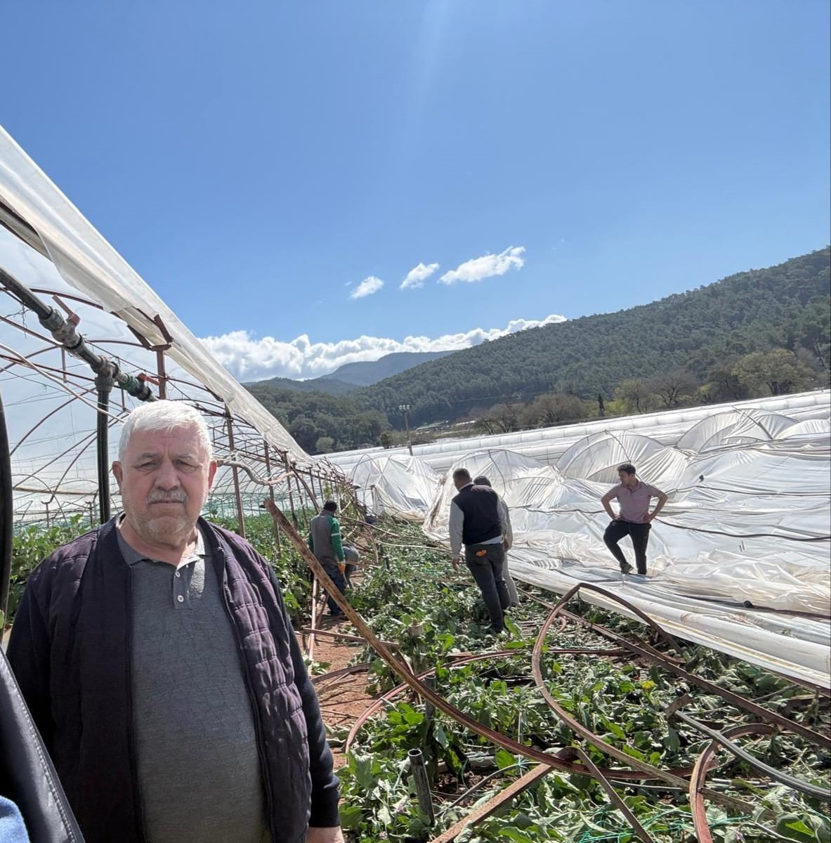 Kumluca'da hortum seralara zarar verdi