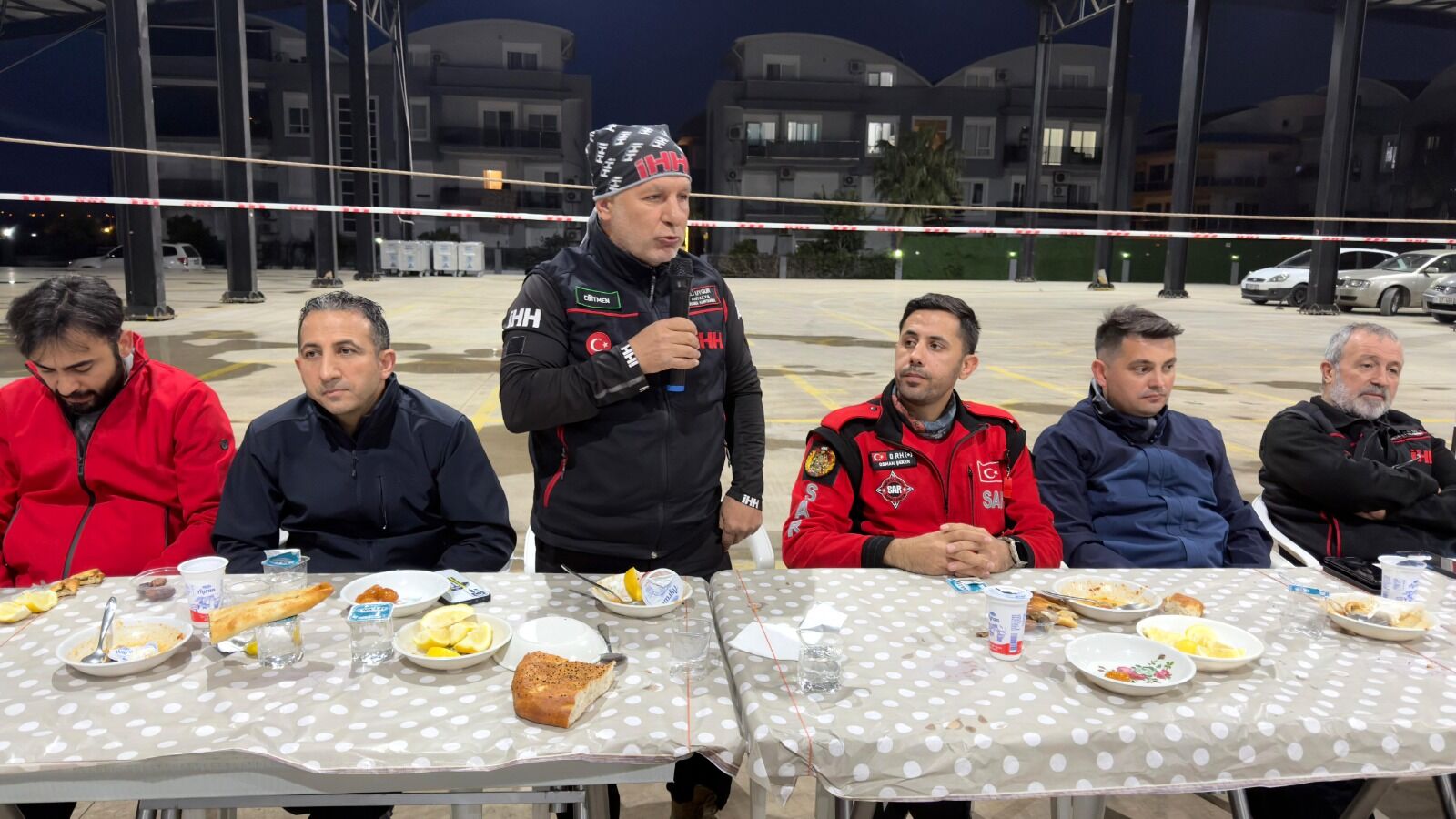 Arama Kurtarma Gonulleri Iftarda Bir Ara 1217856 362148 (1)