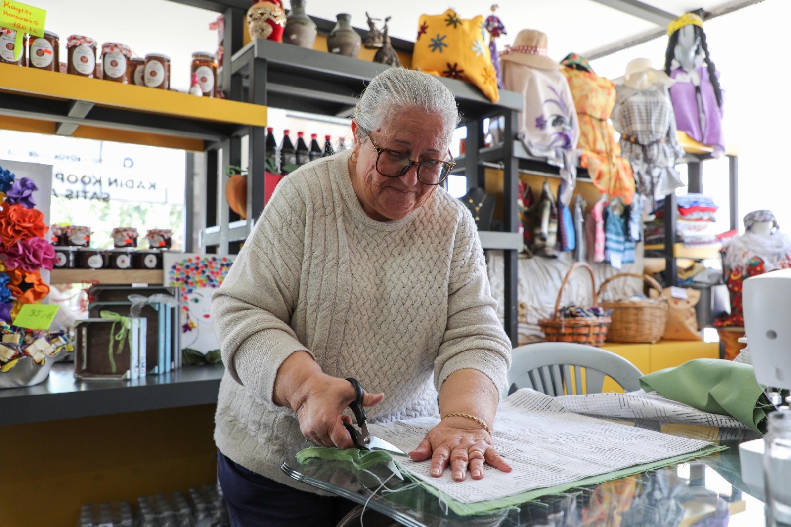 B U Y U K S E H I R I N K A D I N L A R A Y O N E L I K D E S T E K L E 1201749 357358