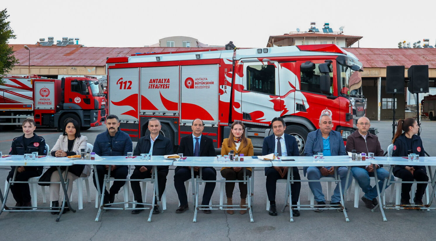 Baskan Vekili Ozdemir Itfaiye Personeli 1195515 355454 (1)