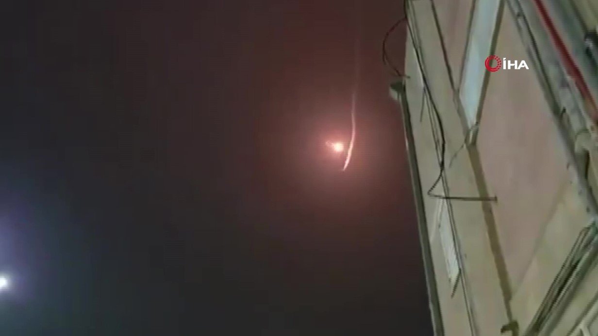 İran’dan İsrail’e füze yağdı