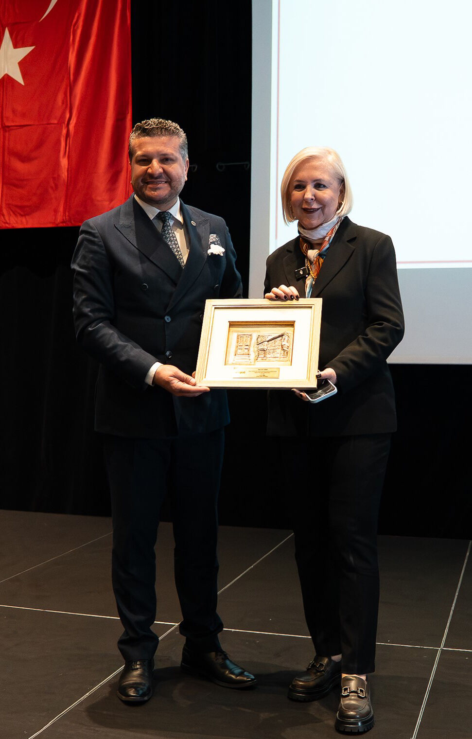 E R C A N Y A V A S K A D I N L A R I N A D I N I G U R U R T A B L 1198711 356470