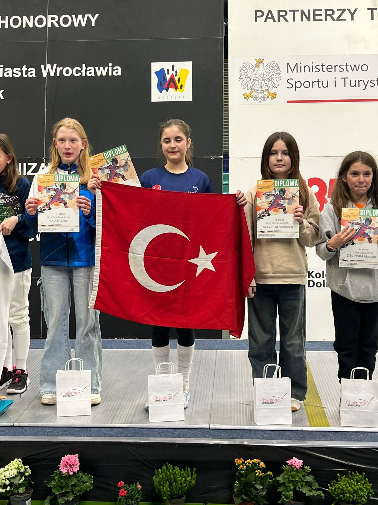 Genç eskrimciler Avrupa'da podyumda