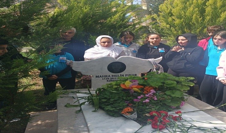 Mahra mezarı başında anıldı