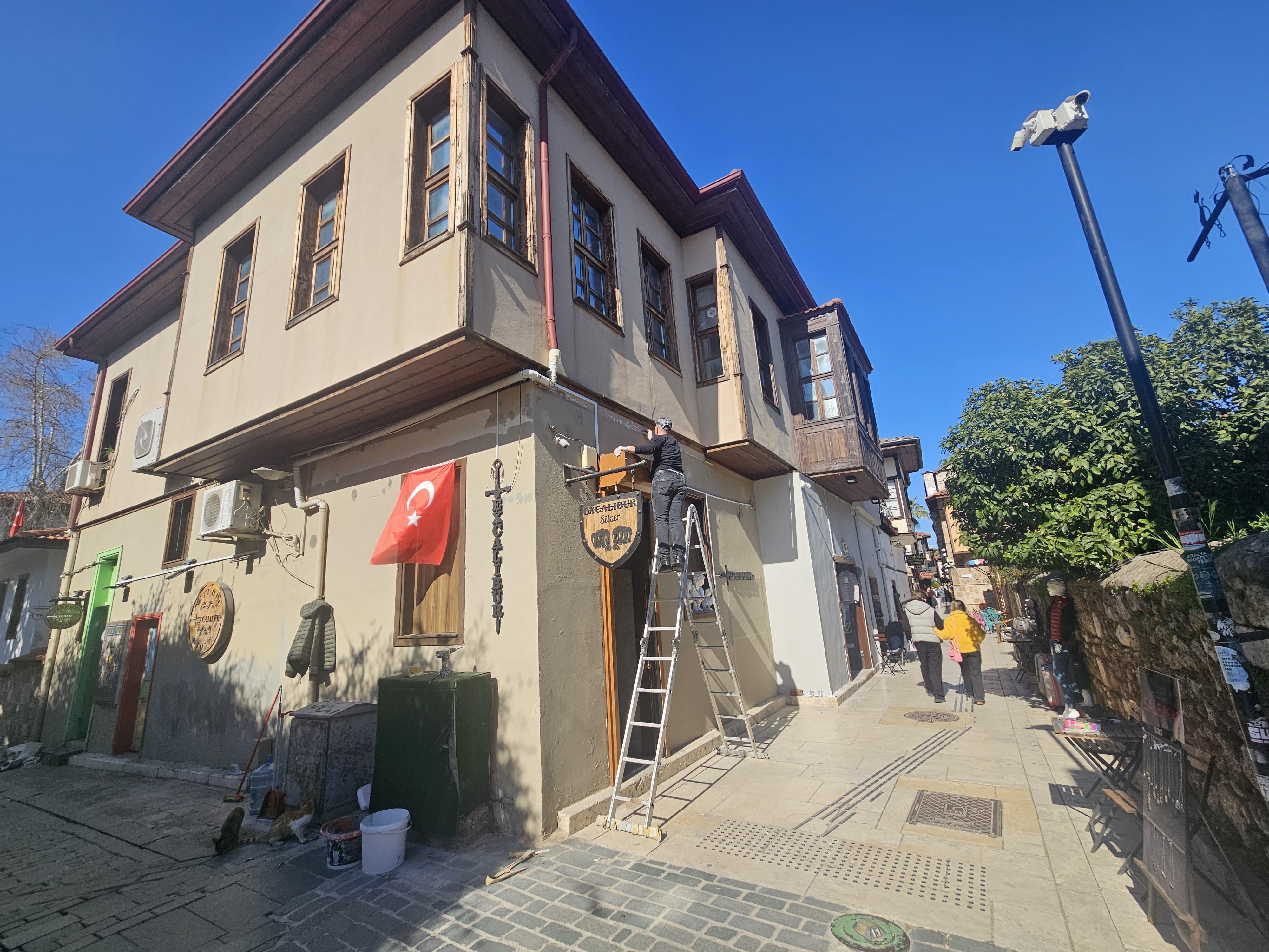 Kaleiçi'nde müstehcen heykel tartışması