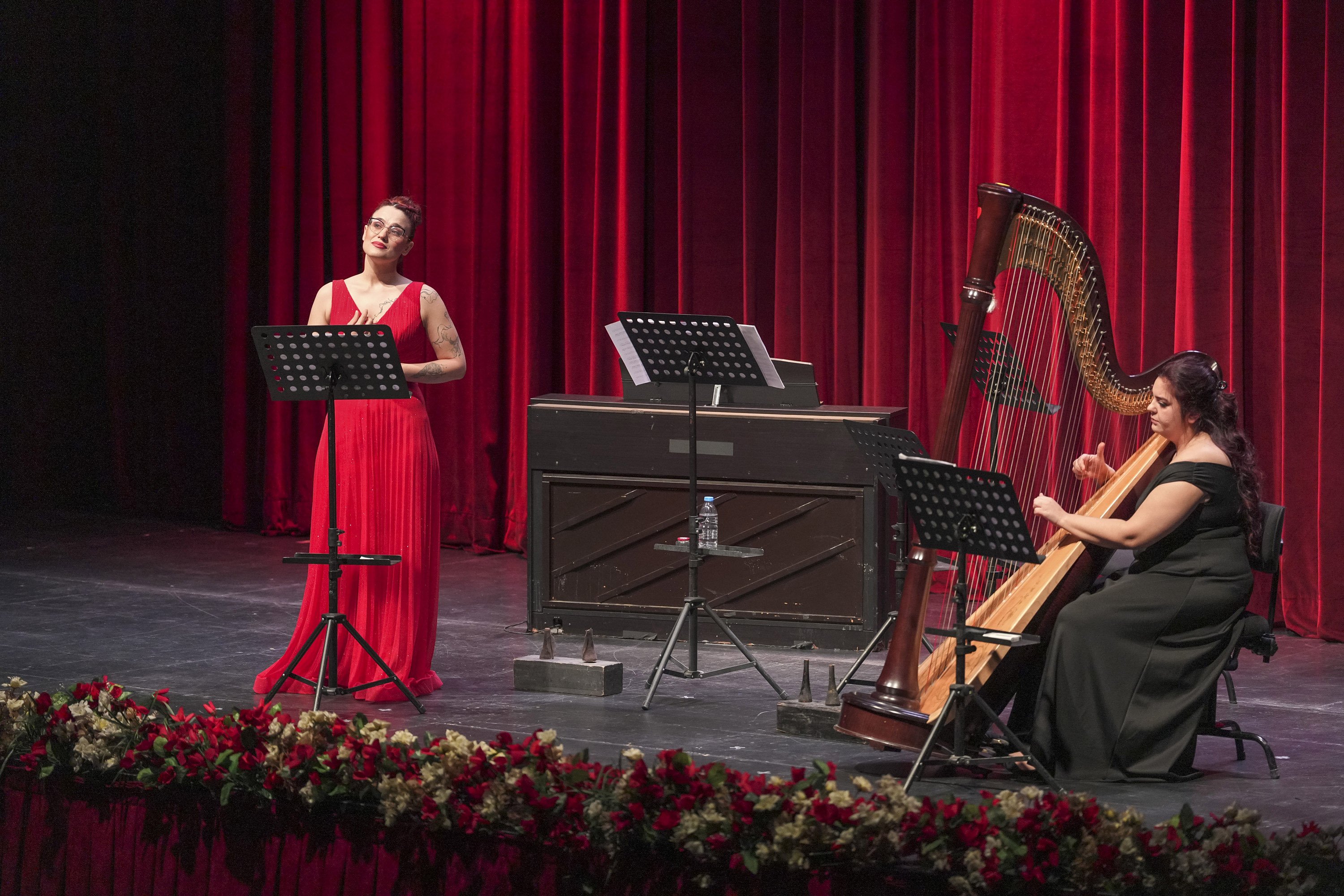 M U Z I K A L R O N E S A N S O P E R A S A H N E S I N D E 1207151 358969