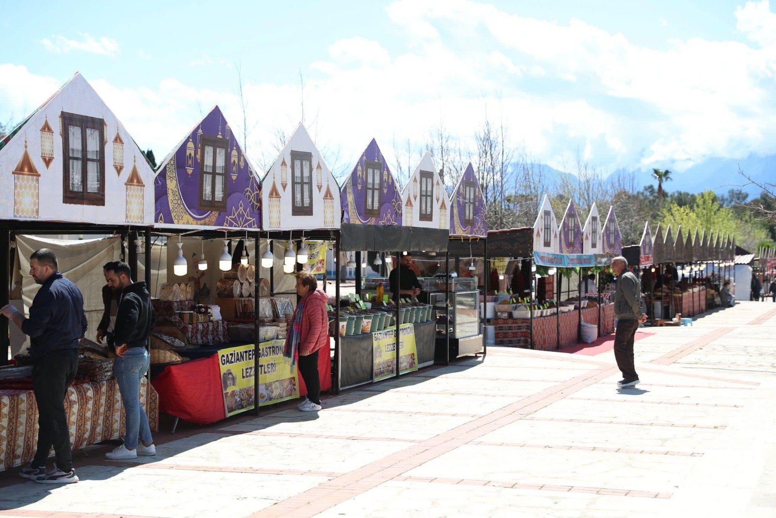 Antalya’da ücretsiz baklava ve çiğköfte dağıtılacak