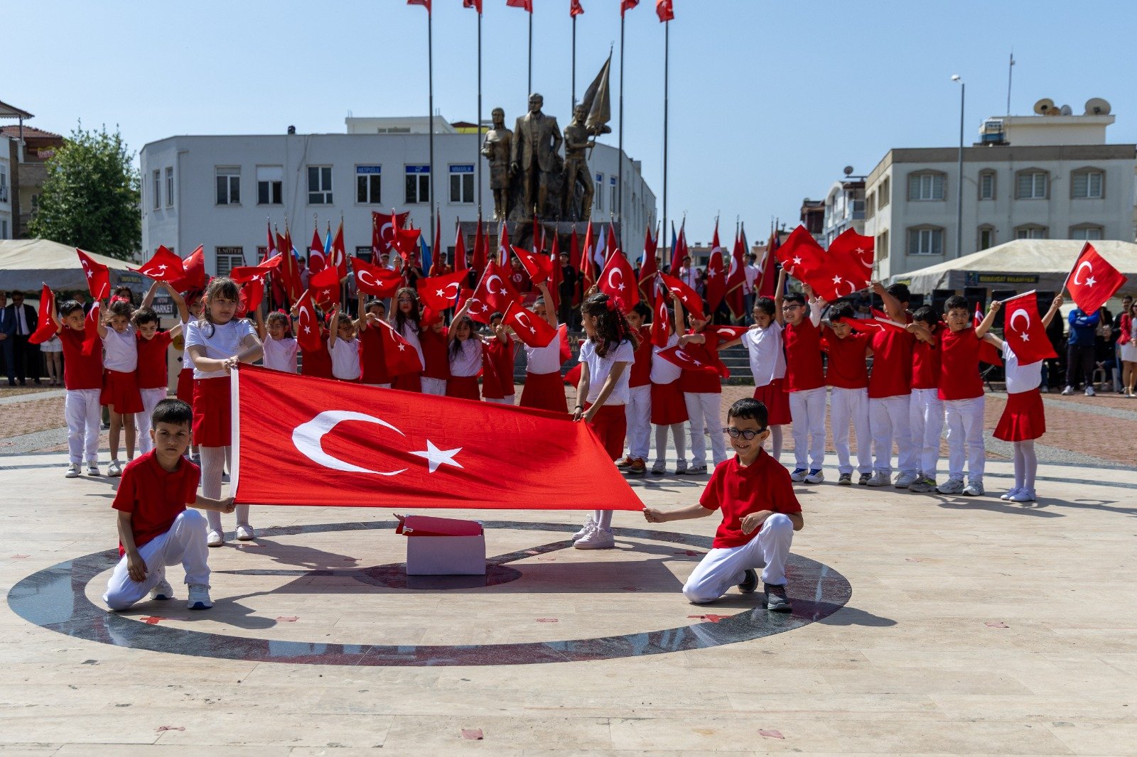 Manavgat kırmızı beyaza büründü