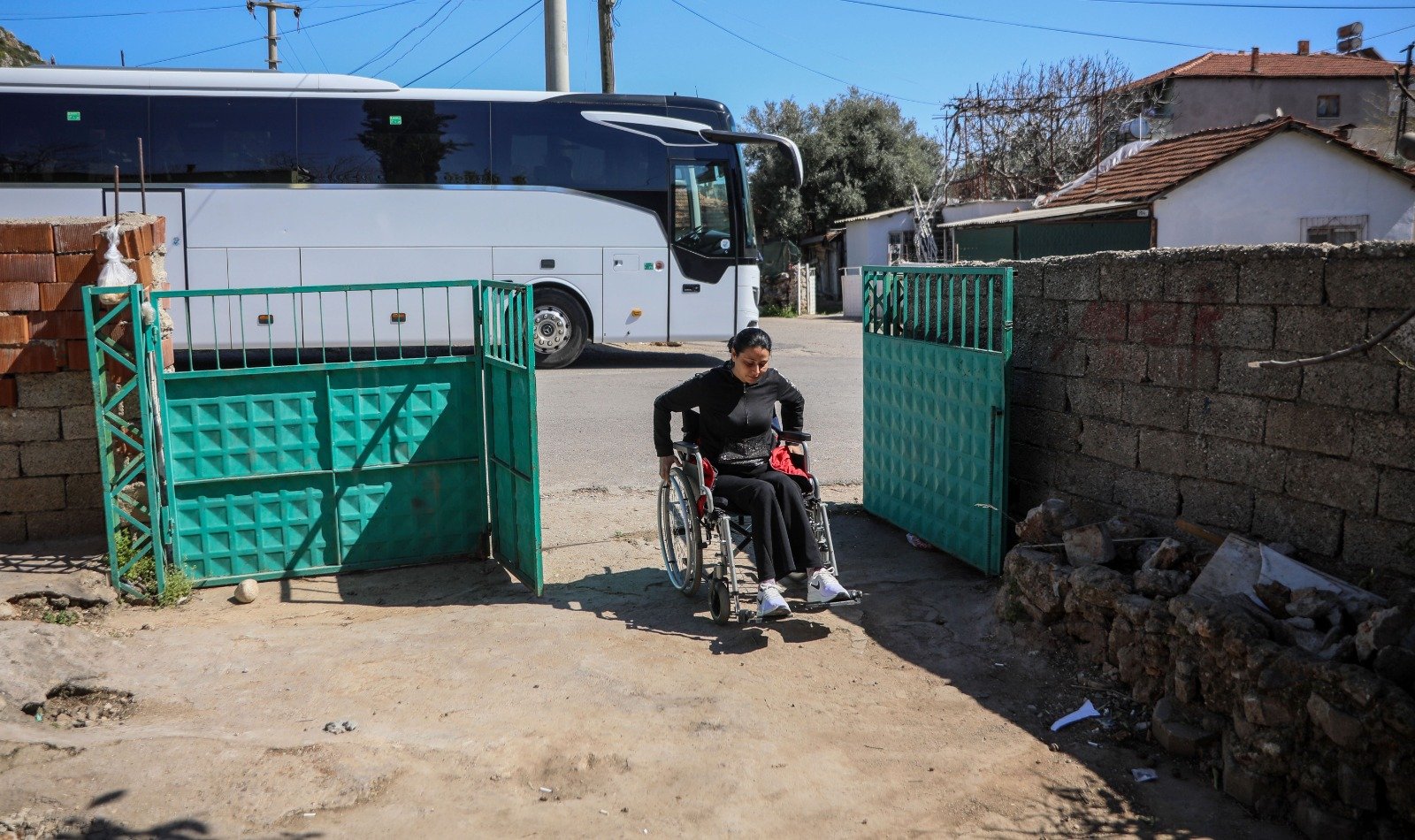 B A L K O N D A N D U S U P T E K E R L E K L I S A N D A L Y E Y E M A 1248314 371372