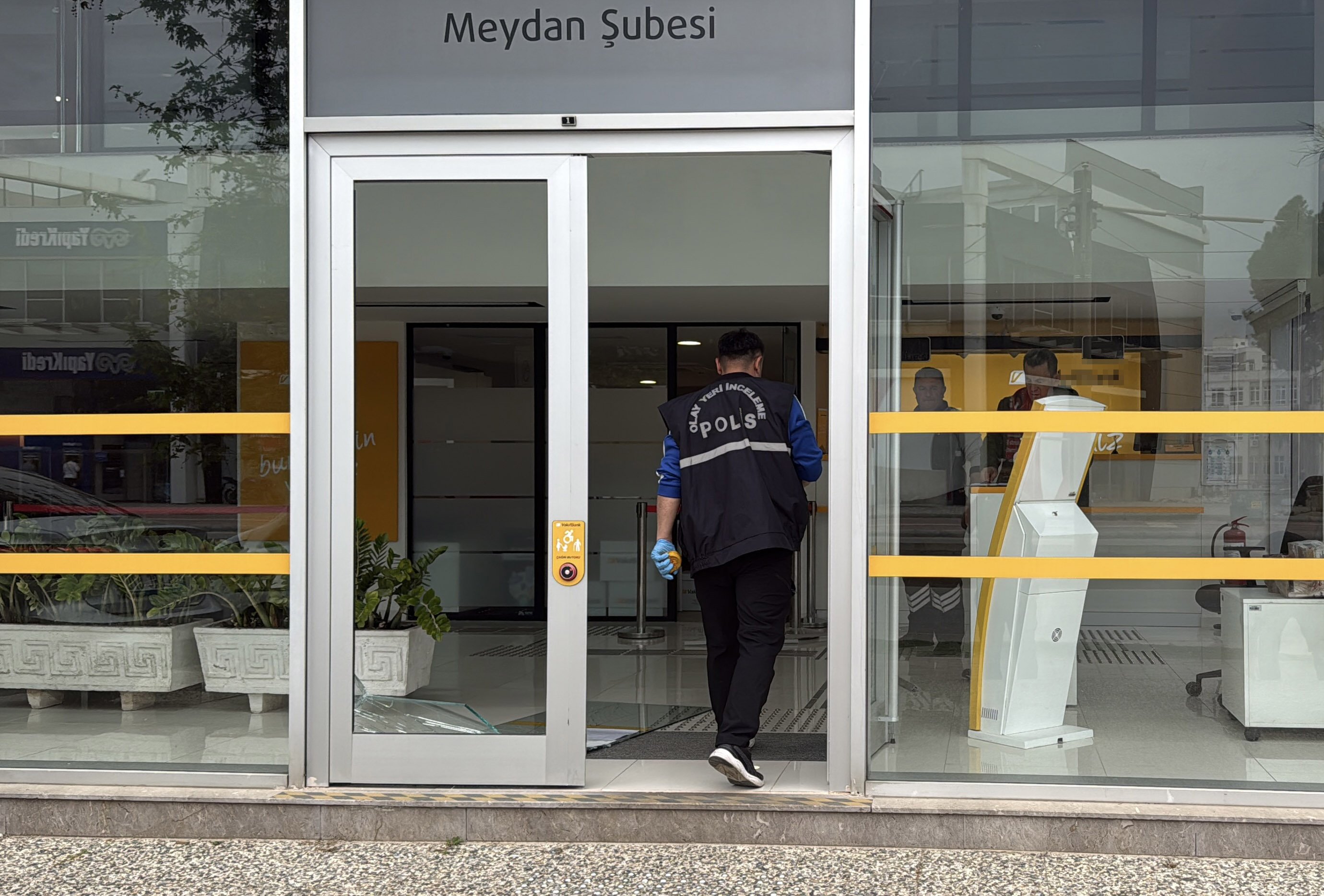 Antalya'da banka şubesine saldırı