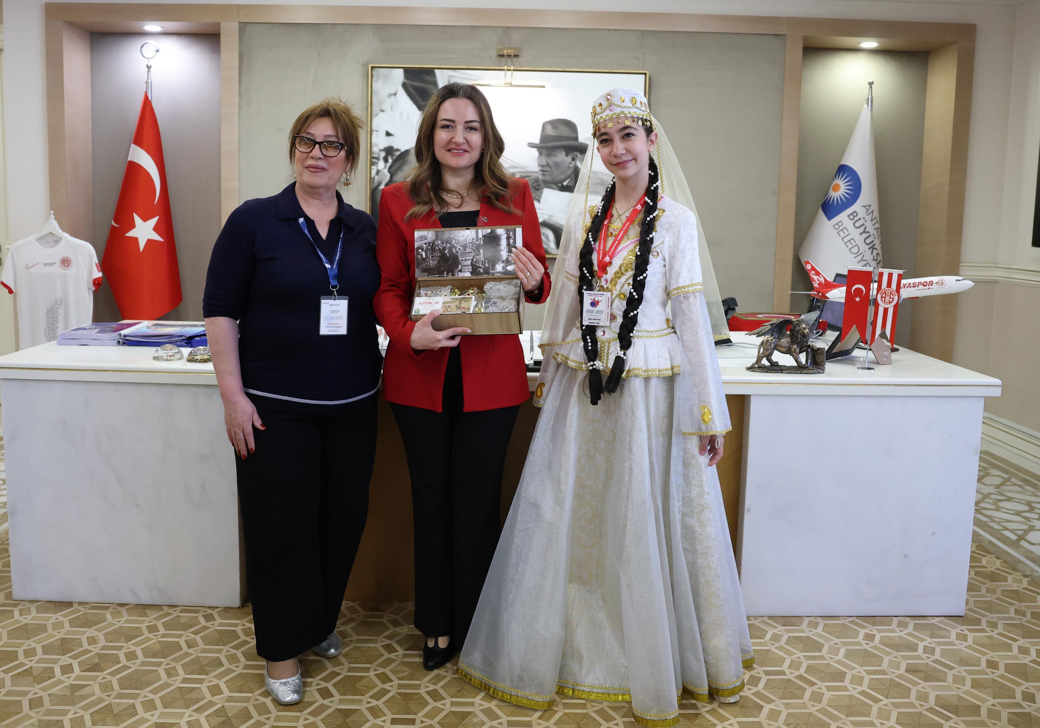 B A S K A N V E K I L I O Z D E M I R D U N Y A C O C U K L A R I N I 1269724 377871