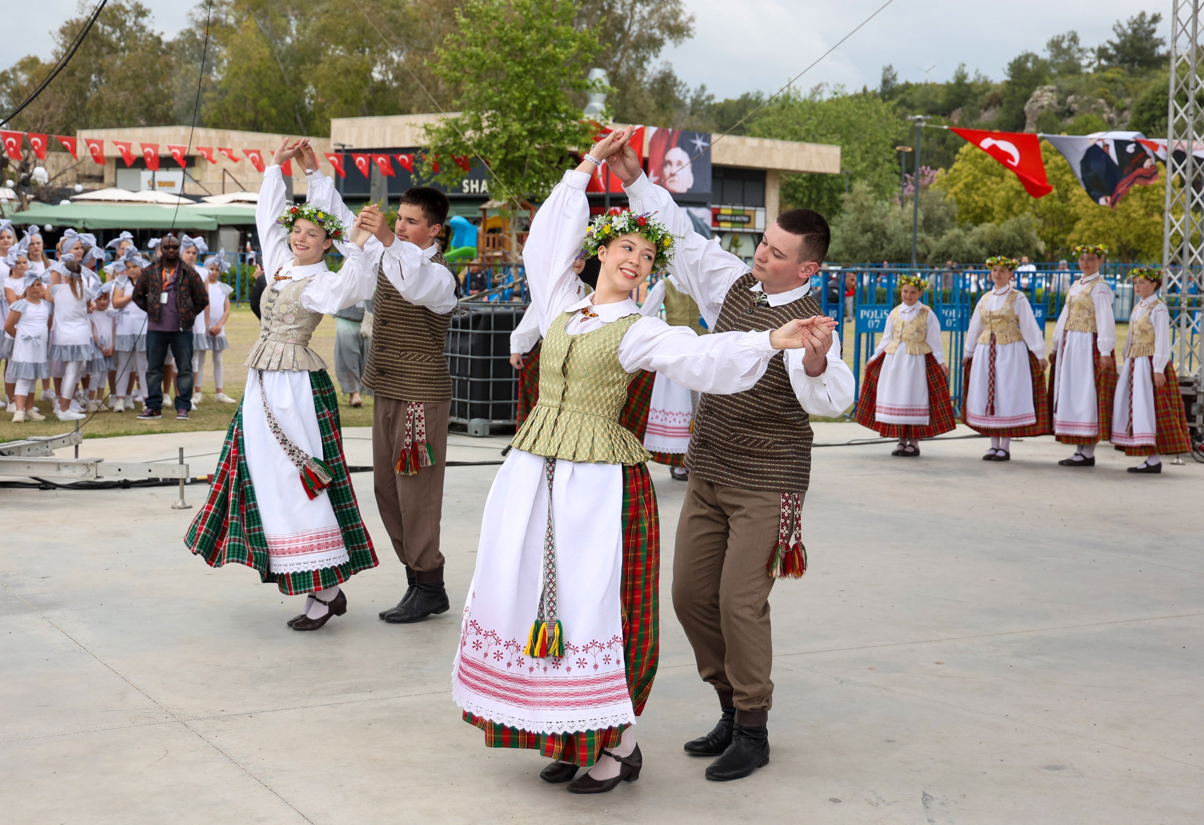 C O C U K F E S T I V A L I G A L A S I R E N K L I G O R U N T U L E R 1276352 379876