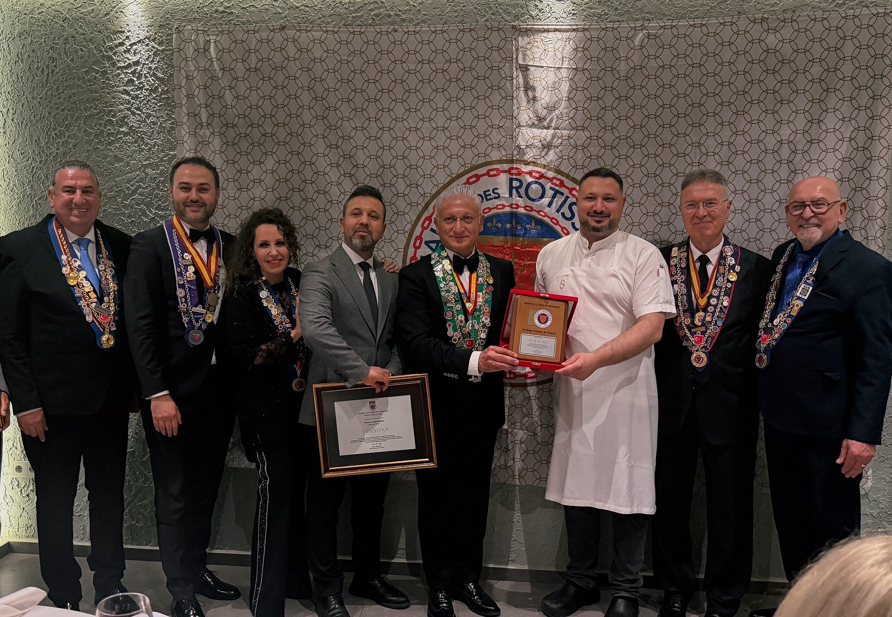 Chain Antalya Başkanı M.nihat Tümkaya Ve Yönetim Kurulu Üyeleri Seasons Restoran Sahibi Şef Mutlu Şevket Yılmaz Ile