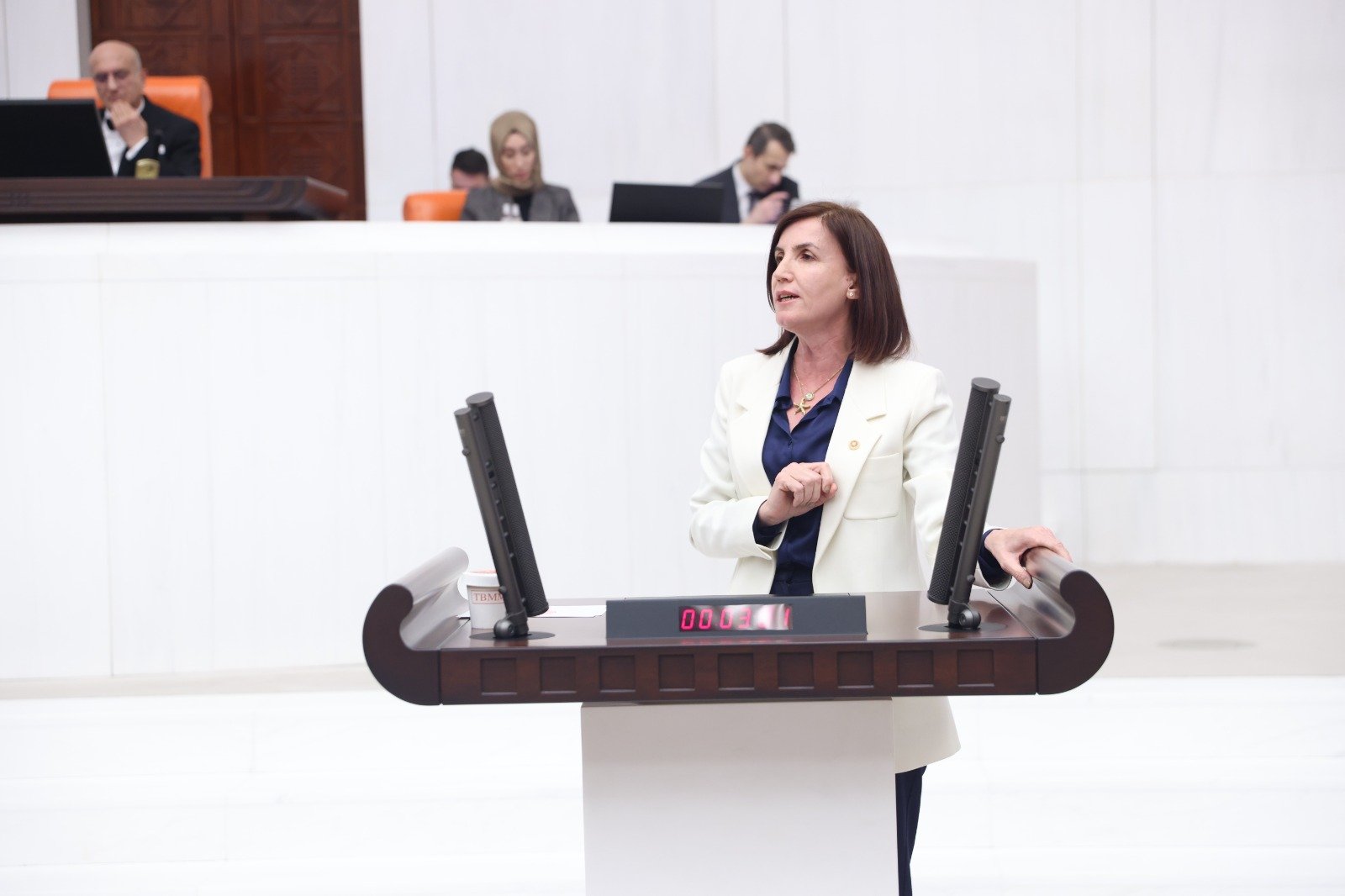 'Antalya vergisini veriyor, yatırım alamıyor!'