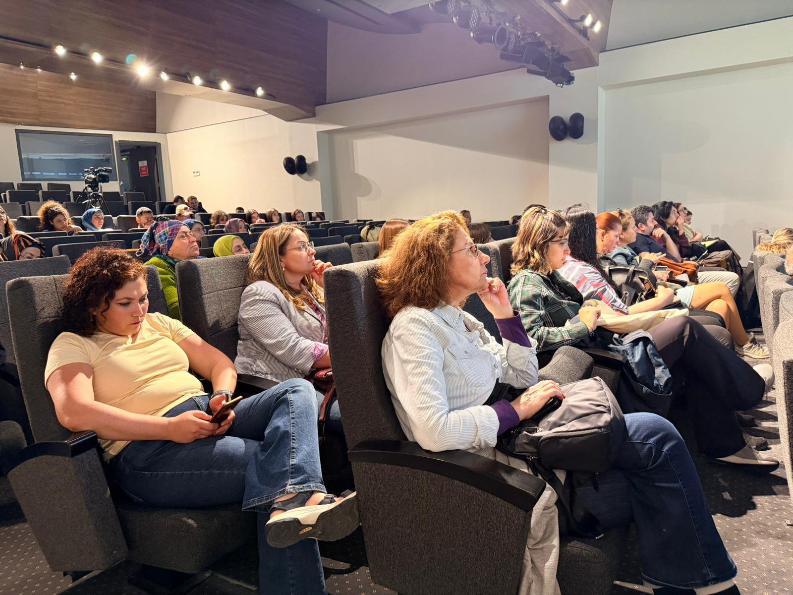 K E P E Z D E G E L E N E K S E L T U R K S A N A T L A R I N I N D 1285929 382622