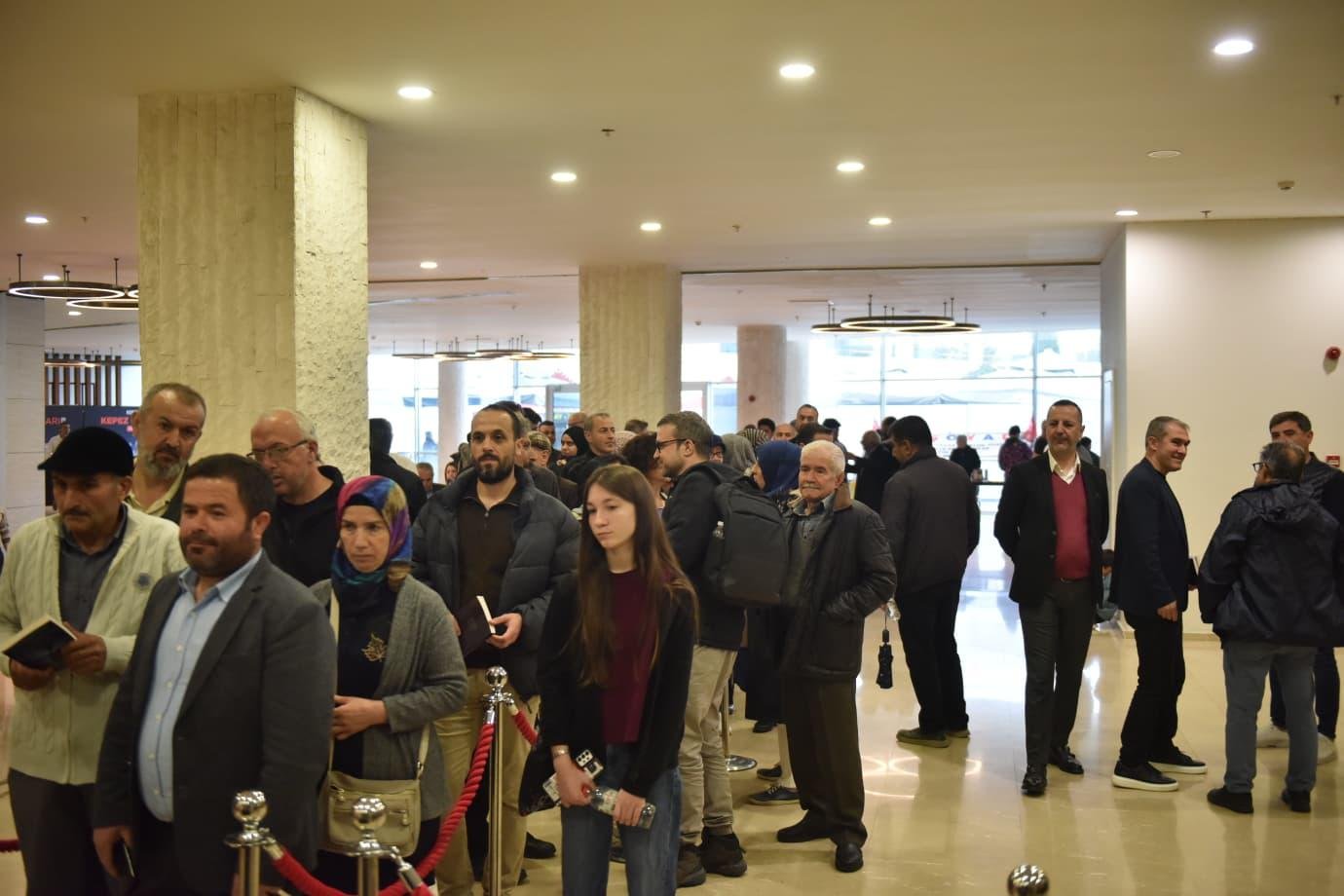 Kepez Kitap Fuarinda Yazar Haci Yusuf Sayin, Zengibarin Golgesini Tanitti, Gelirini Koy Okuluna Bagisladi 3