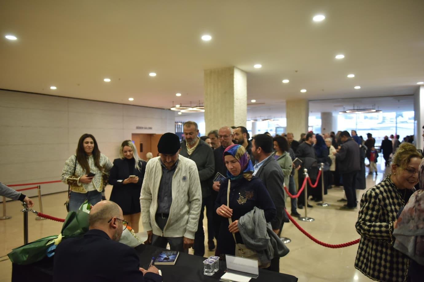 Kepez Kitap Fuarinda Yazar Haci Yusuf Sayin, Zengibarin Golgesini Tanitti, Gelirini Koy Okuluna Bagisladi 7